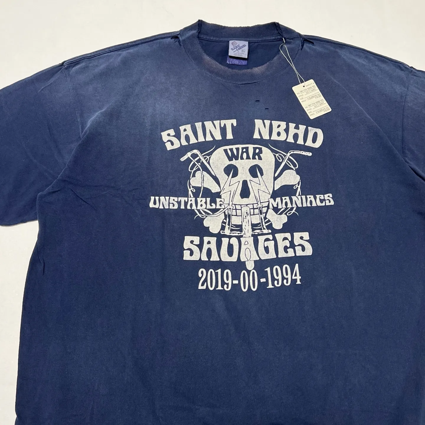 SAINT Mxxxxxx × NEIGHBORHOOD STHD . SS TEE SAINT NBHD/NVY NBHD Takizawa Shinsuke SAINT HOOD joint project Skeleton lightning destruction TEE Washed blue S-XL OE yarn tube weaving without side seam fabric Re-washed to make it distressed Cut and damaged treatment Ma Liu fading process Printing simulates natural distressed effect Correct version Customized joint main mark/wash mark/angel mark